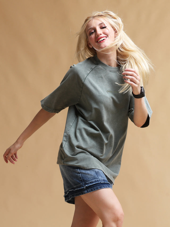 OLIVE ACID WASH OVERSIZED WOMEN'S T-SHIRT