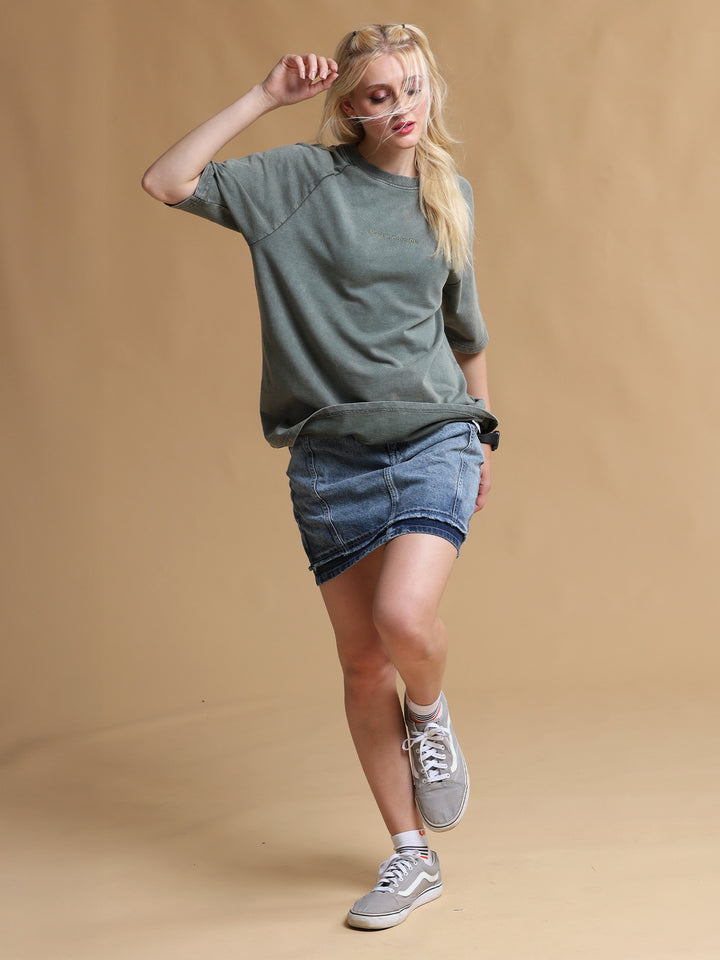 OLIVE ACID WASH OVERSIZED WOMEN'S T-SHIRT