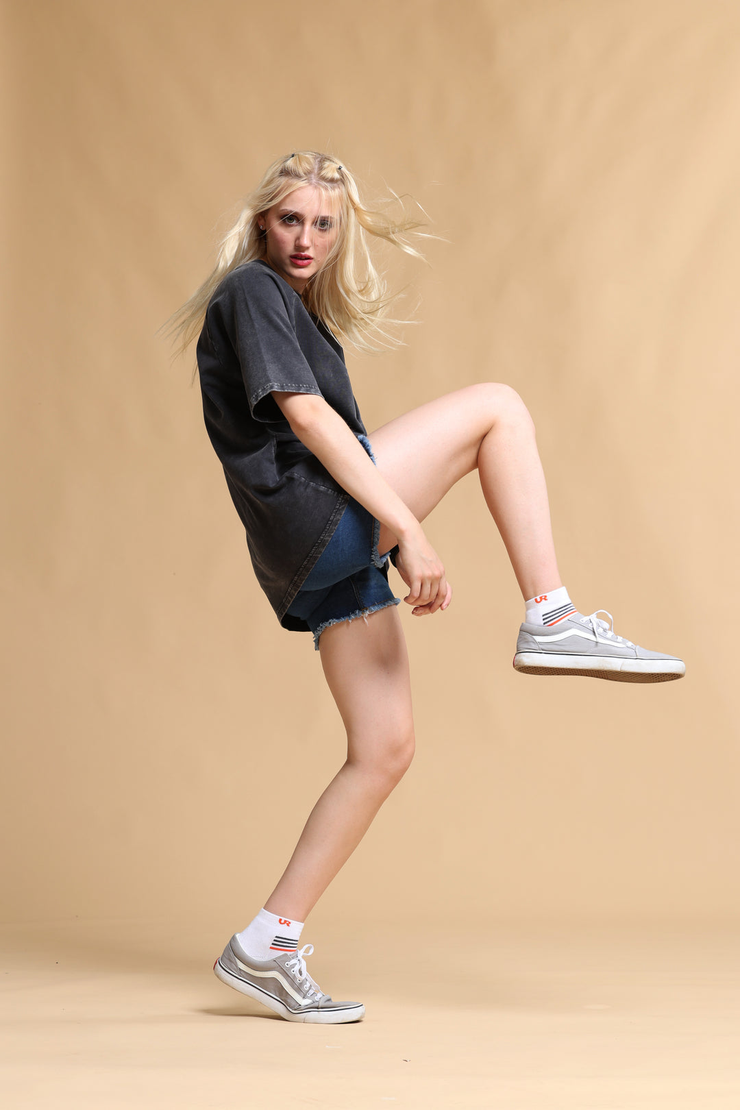 BLACK ACID WASH OVERSIZED WOMEN'S T-SHIRT